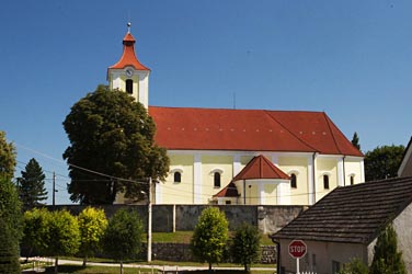 Rímskokatolícky kostol sv. Juraja z roku 1332 v Podolí
