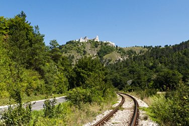 Pohľad na lokálnu železničnú trať s Čachtickým hradom pri obci Višňové