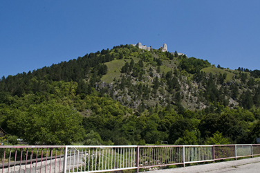 Čachtický hrad z obce Višňové